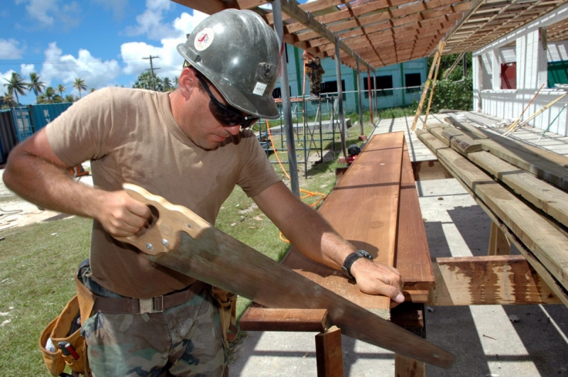 menuisier-BERRE LES ALPES-min_worker_construction_building_carpenter_male_job_build_helmet-893290